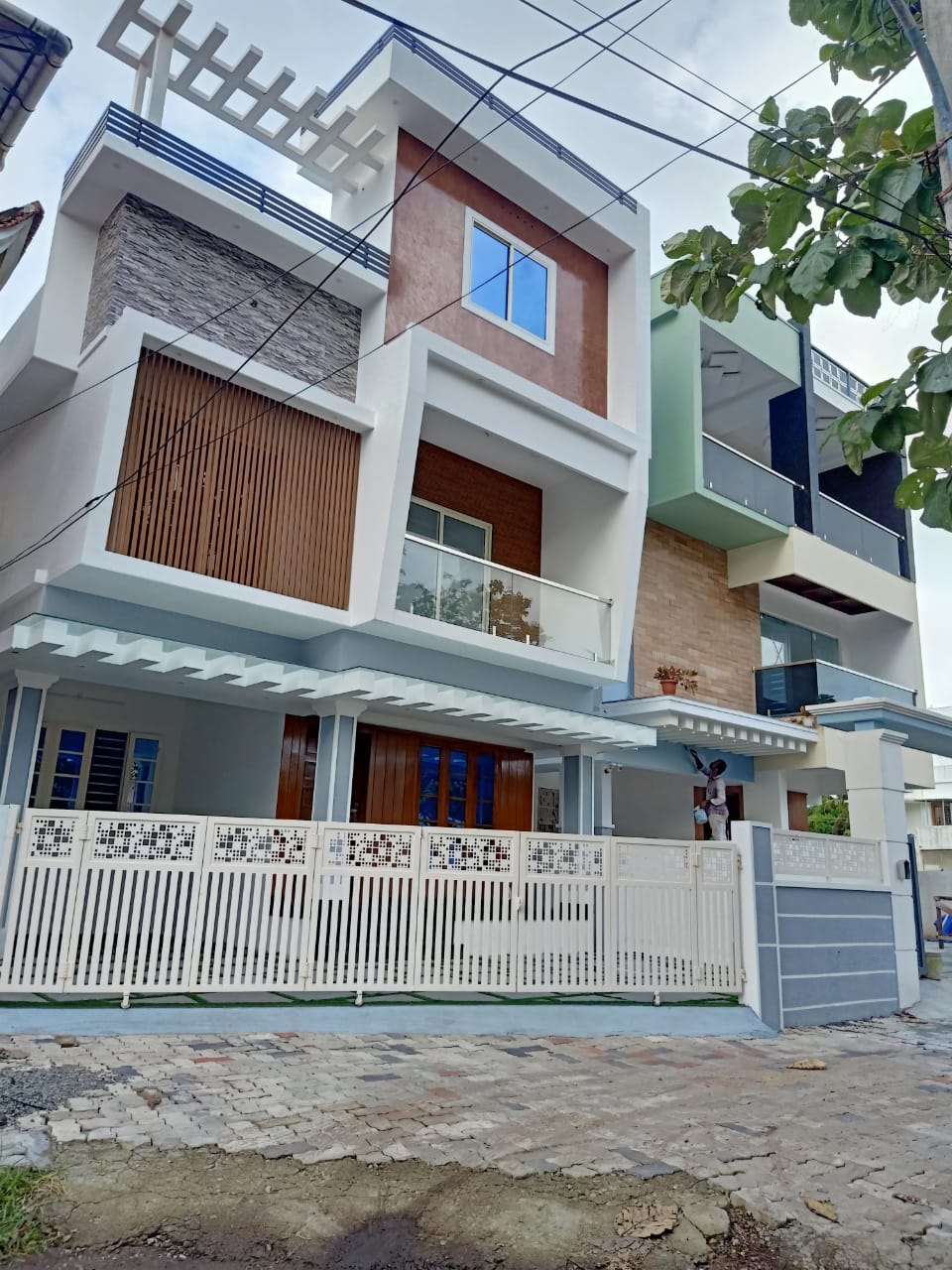 New 4bhk 2000sqt house in 3cent 2car park  Near Amritha hospital ponekkara Edapally lulumall