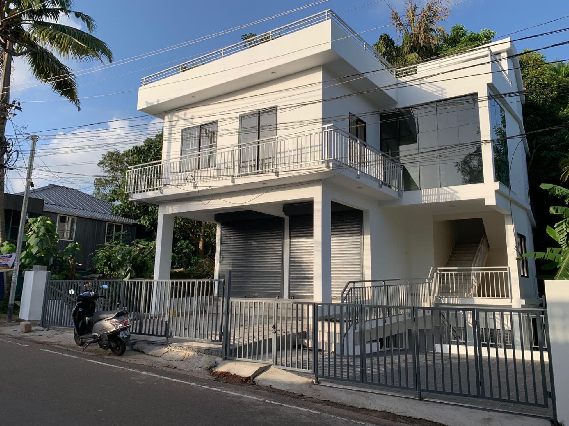 COMMERCIAL BUILDING FOR SALE AT KAKKANAD THUTHIYOOR