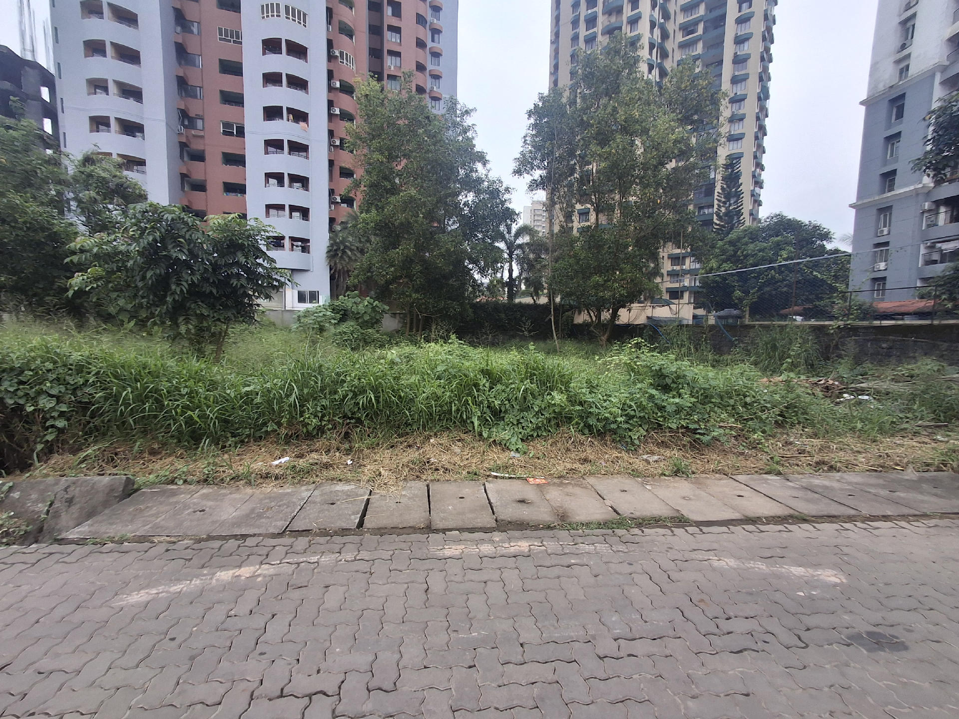 RESIDENTIAL  LAND OR SEMY COMMERCIAL  LAND FOR SALE AT NGO QUARTERS