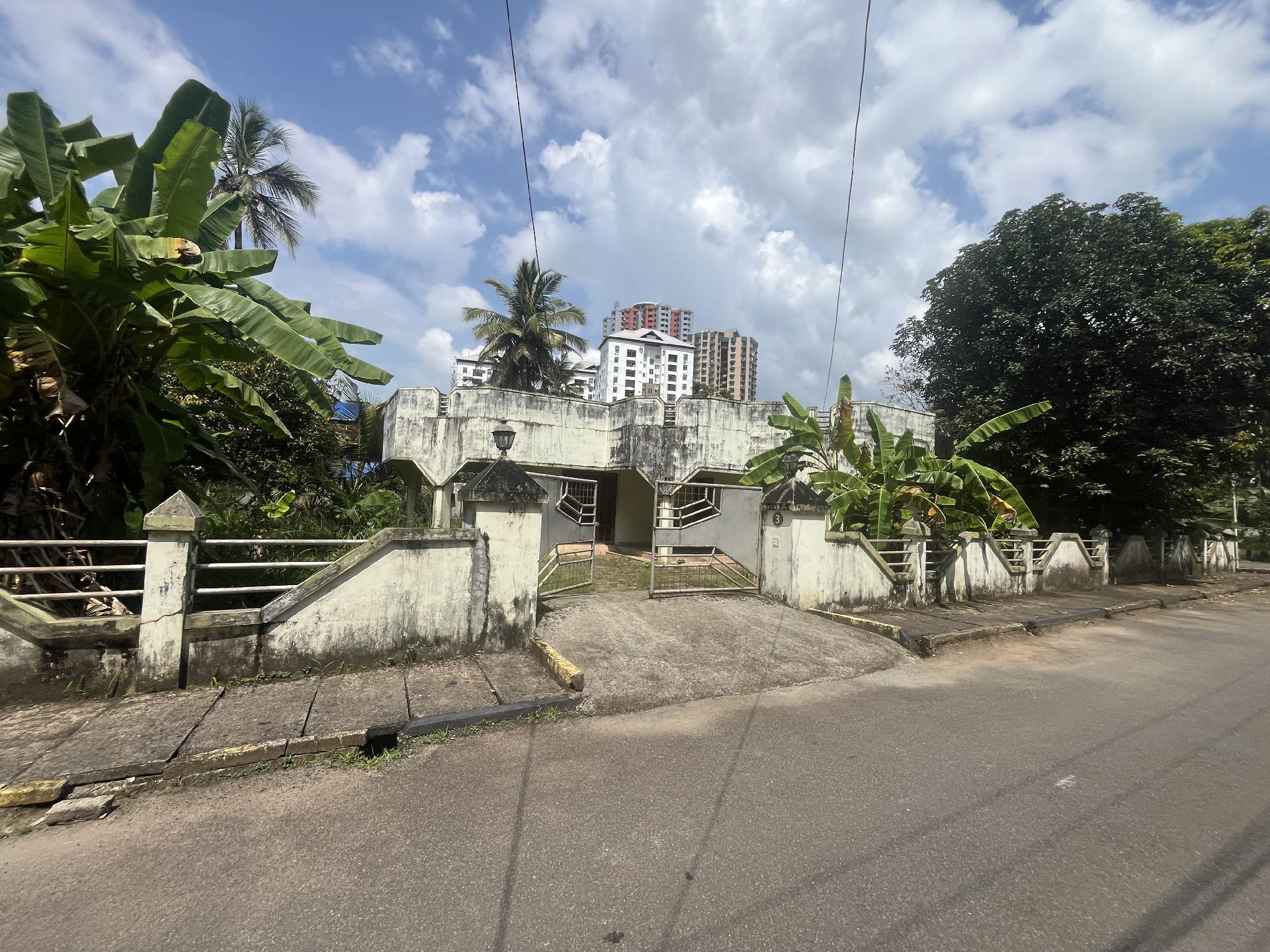15 CENT LAND WITH OLD HOUSE FOR SALE AT KAKKANAD NEAR CIVIL STATION