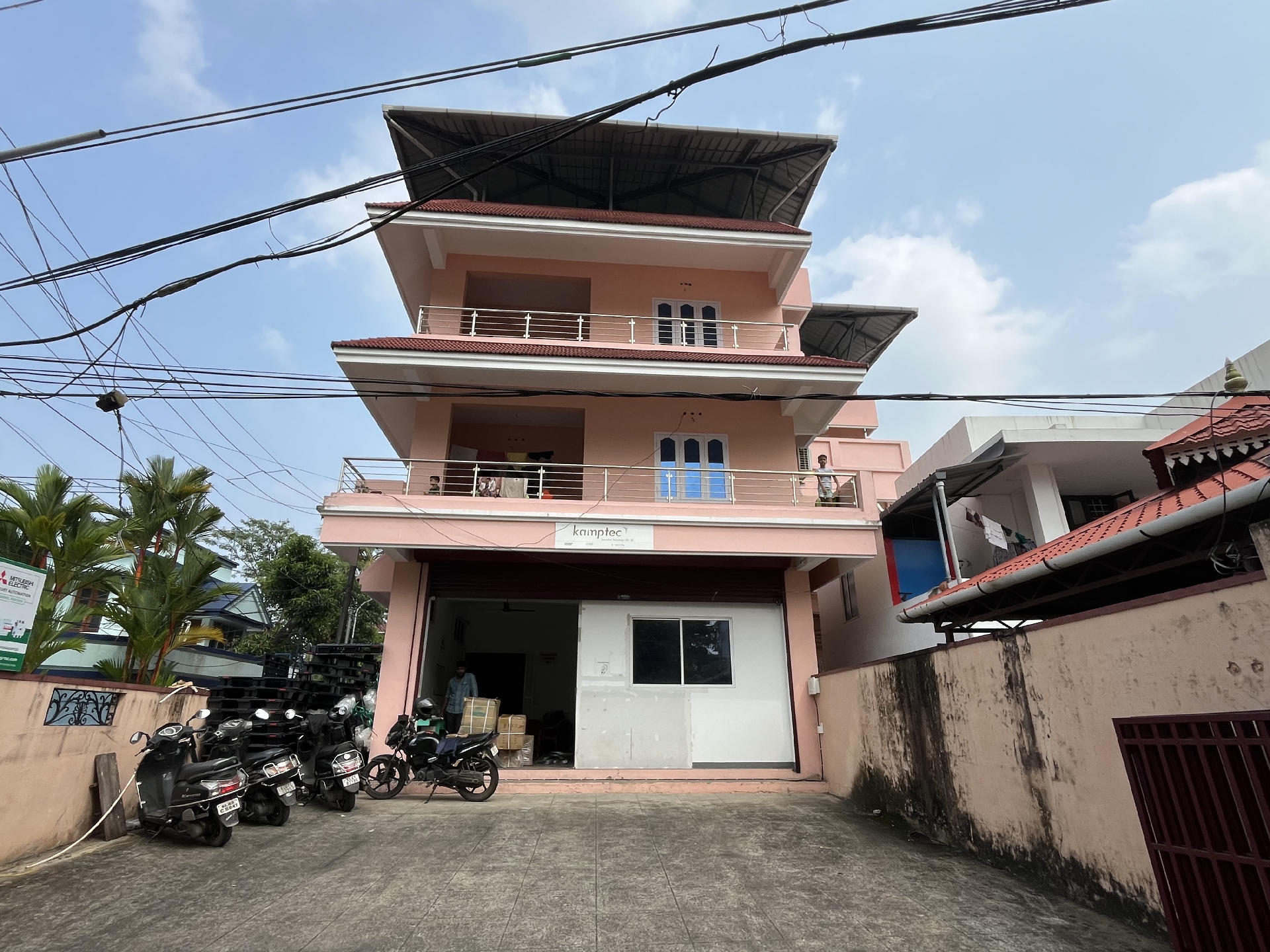 COMMERCIAL BUILDING FOR SALE THAMMANAM