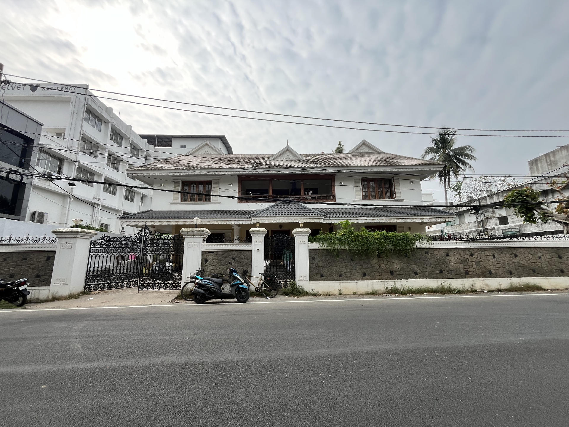 16 CENT PREMIUM HOUSE FOR SALE AT PANAMPILLY NAGAR