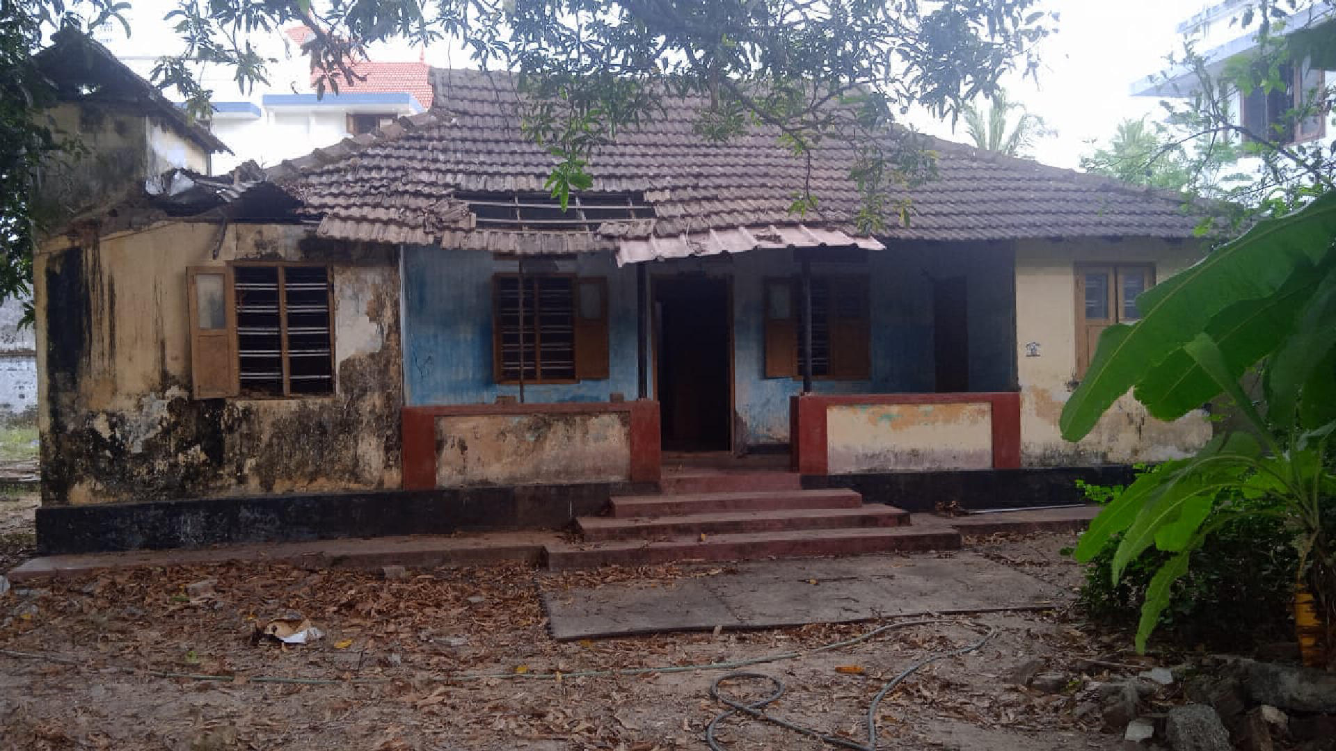 14 cent plot with old house for sale at Edappally,near Vanitha theatre.