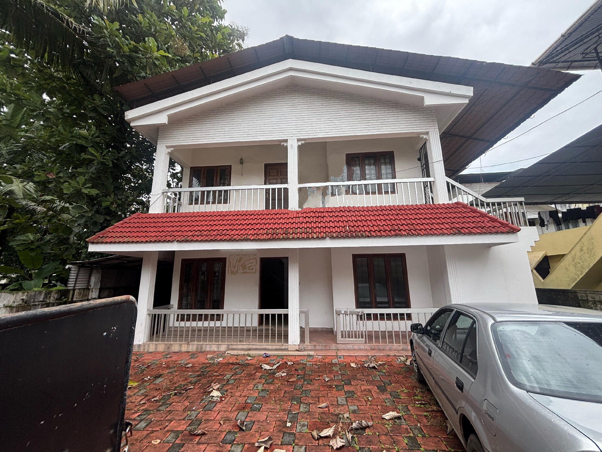 9cents  plot  with 2800 sqft 4 BHK  old house for sale at Palarivattom.