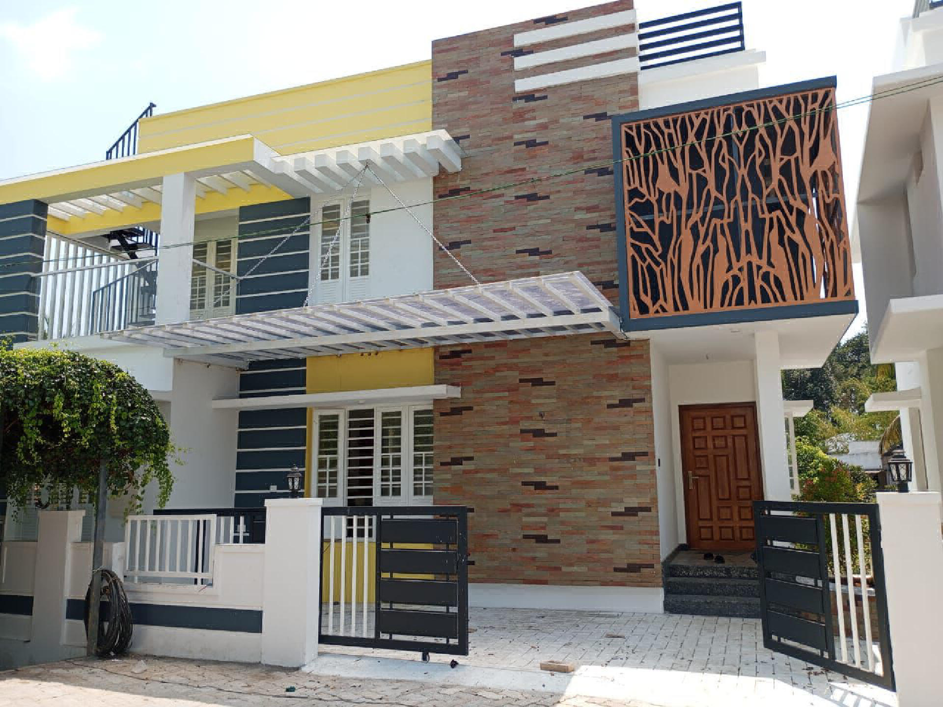 : 4.5 cent plot with 2040 sqft house for sale at Kollamkodimughal  ,Kakkanad.
