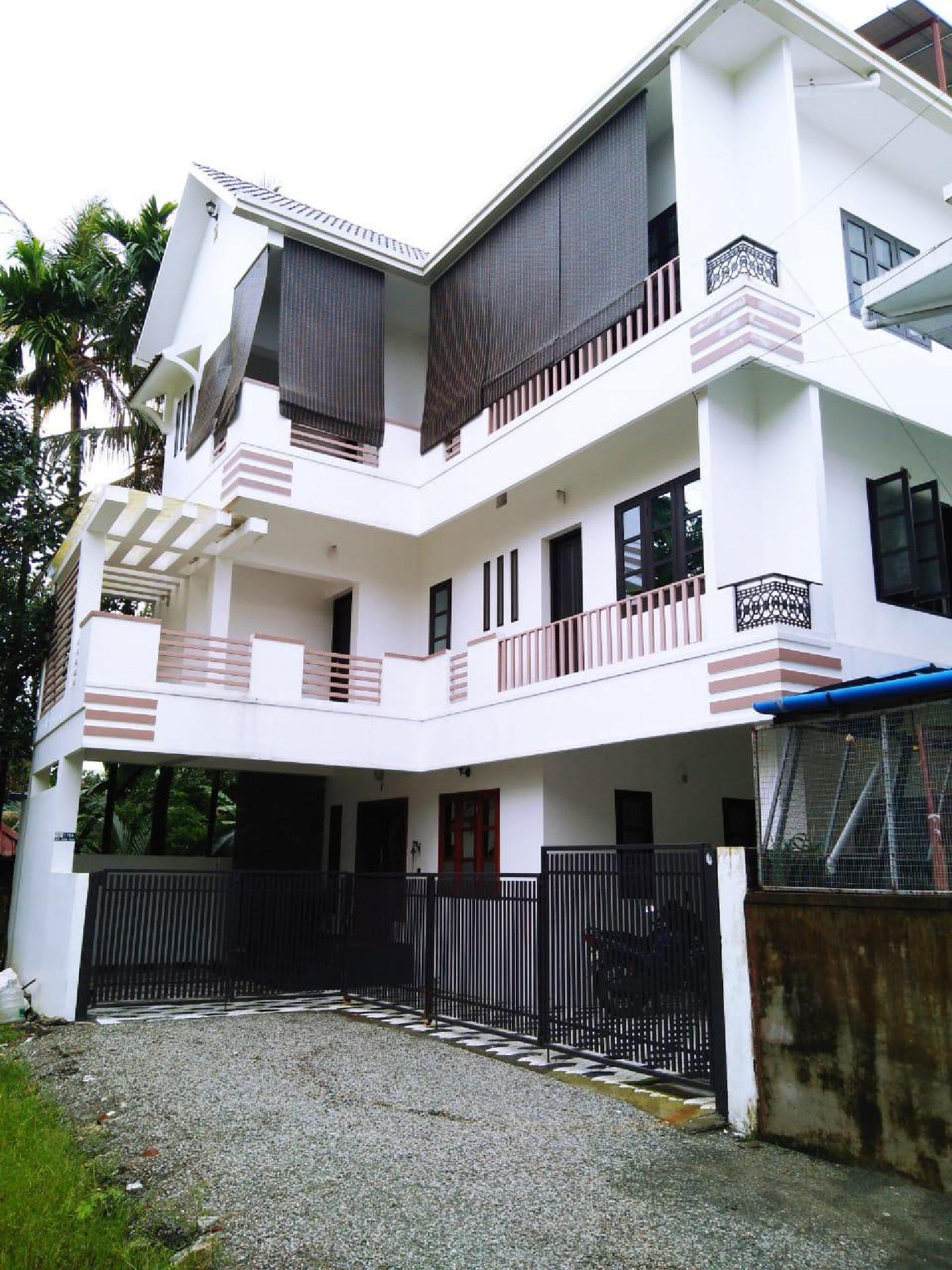 4 cents of land 980 sqft 1 bhk and 2bhk G+2 building for sale at Vyttila.