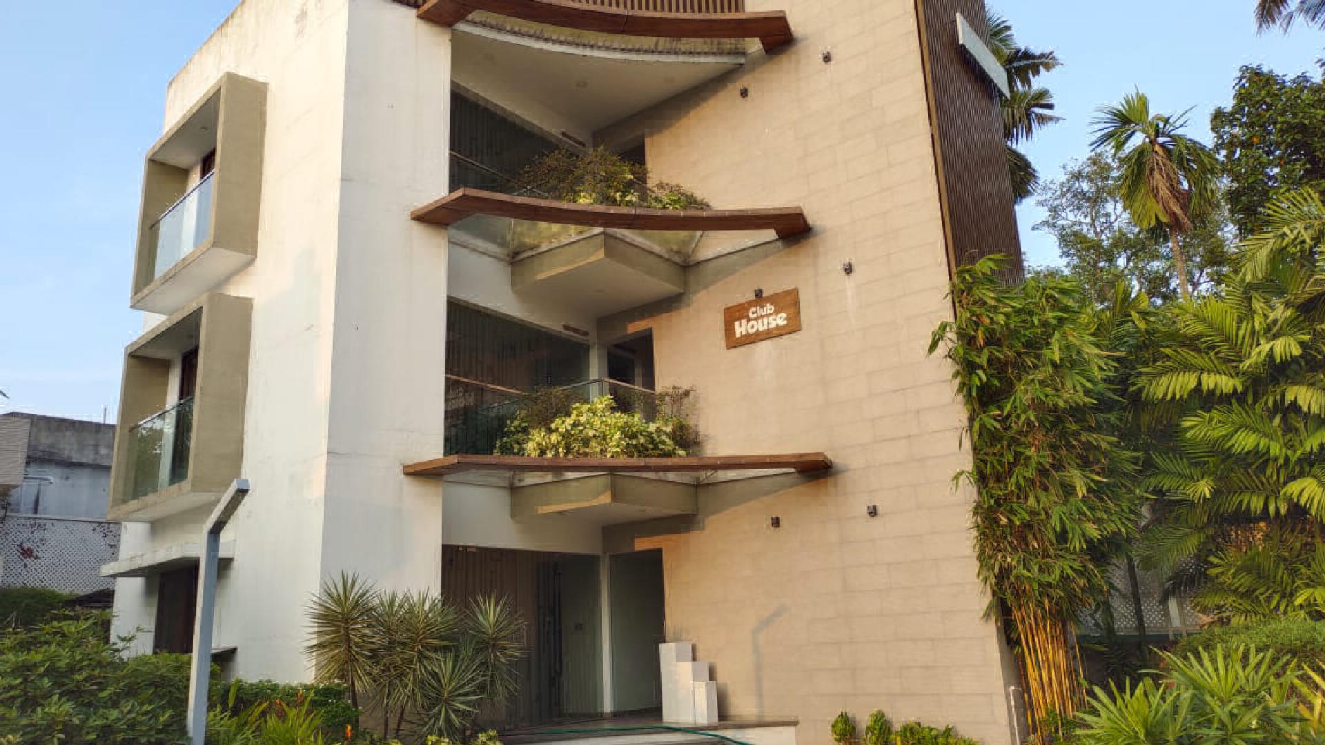 6.2 cents (+ 2 undivided share)with 2200 sqft 3bhk villa for sale   near Kaloor, Elamakkara  Gated Commumity.