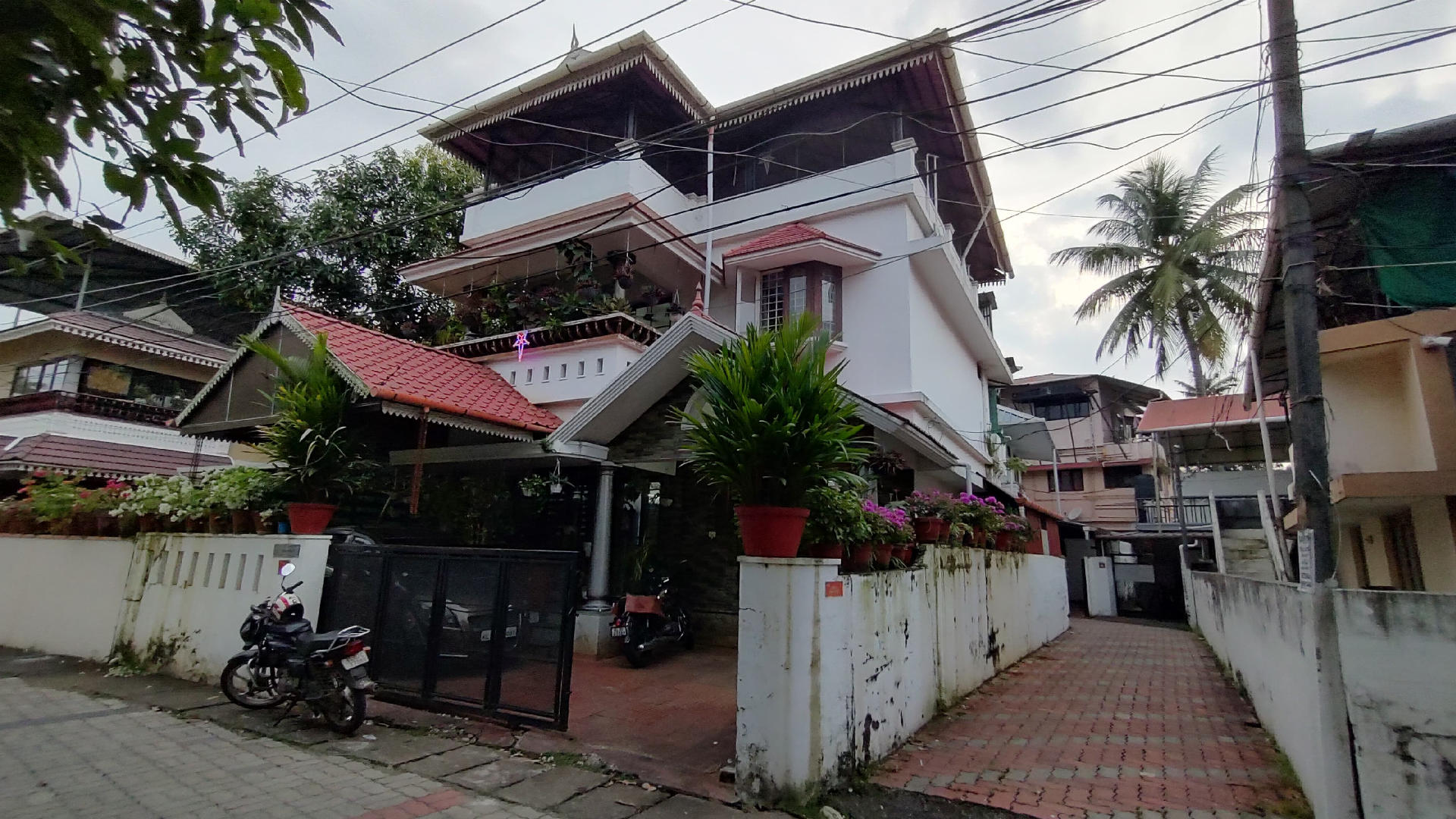 4.2 cent plot with 2000sqft 3BHK house for sale at Chambakkara,Petta.