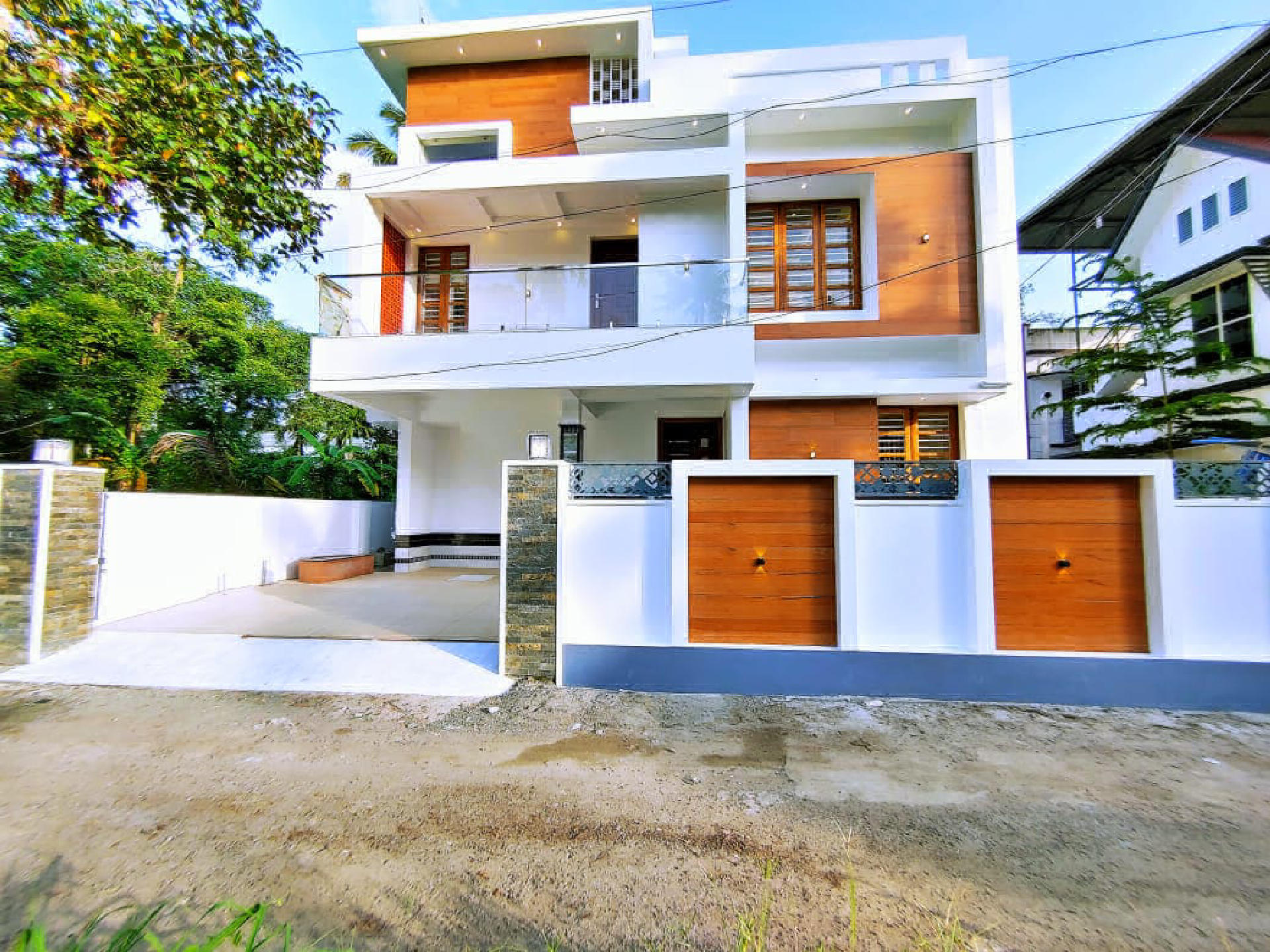 4 cents of plot with 2150 sqft 3bhk house for sale at Koonammavu.