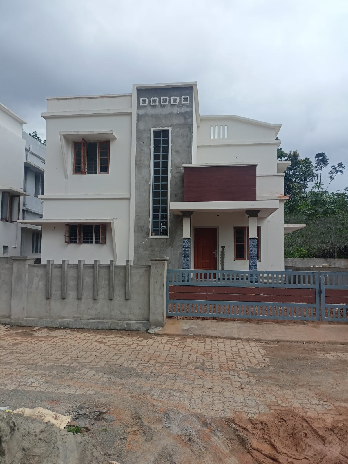 4 cent plot with 1300 sqft 3BHK house sale at Arakkunnam