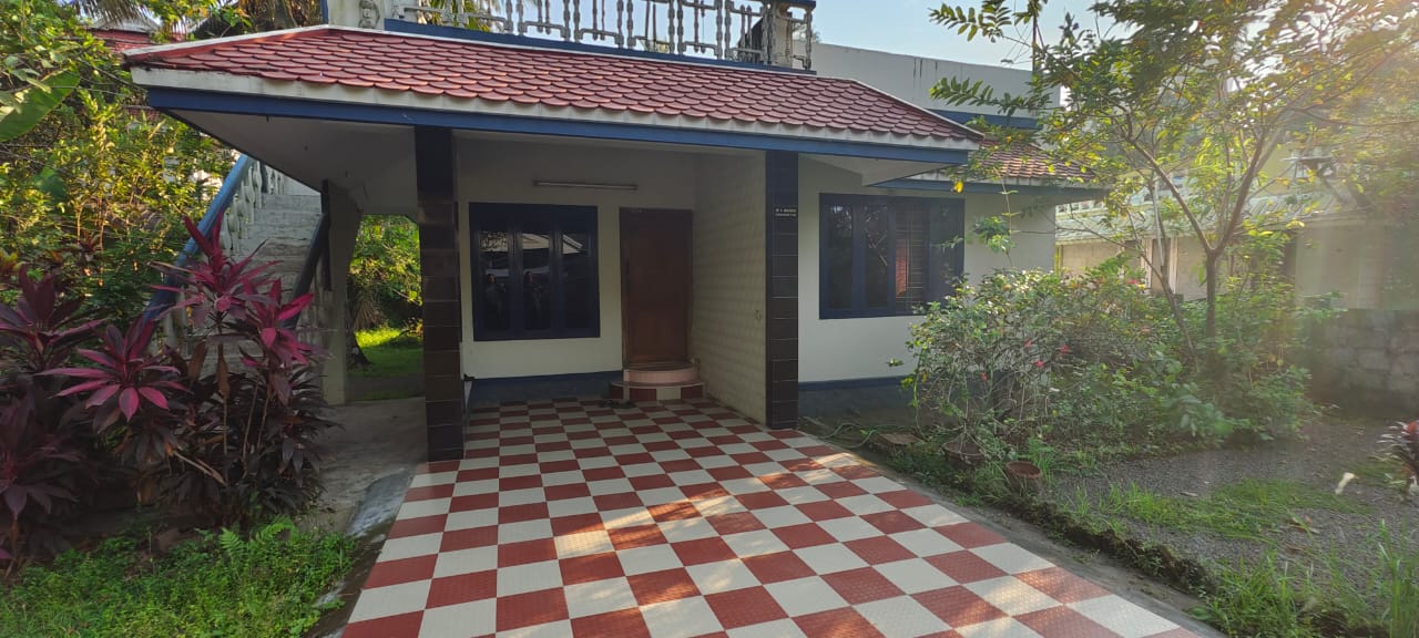 13.500 commercial plot with old house for sale at Kaniyampuzha road,Vyttila.