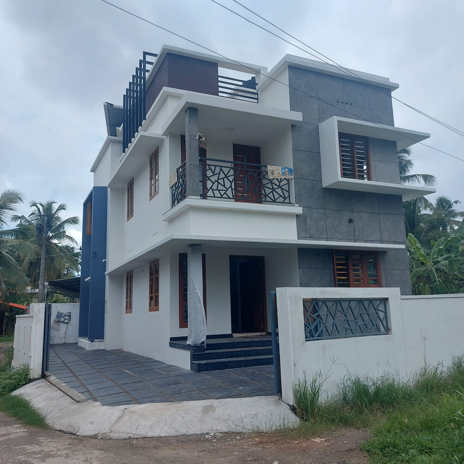 3.5 cent plot with 1700 sqft 3BHK house sale at Marad.