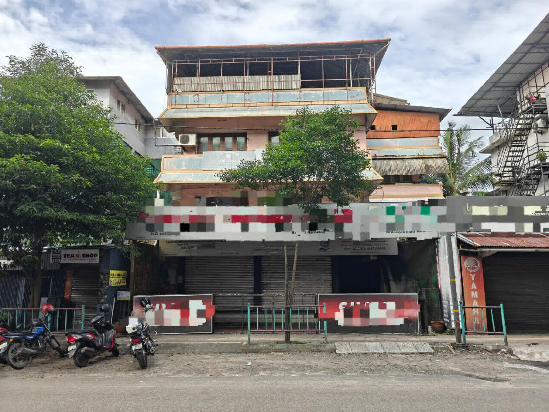 9 cents plot with 6000 sqft commercial building for sale at Edappally.