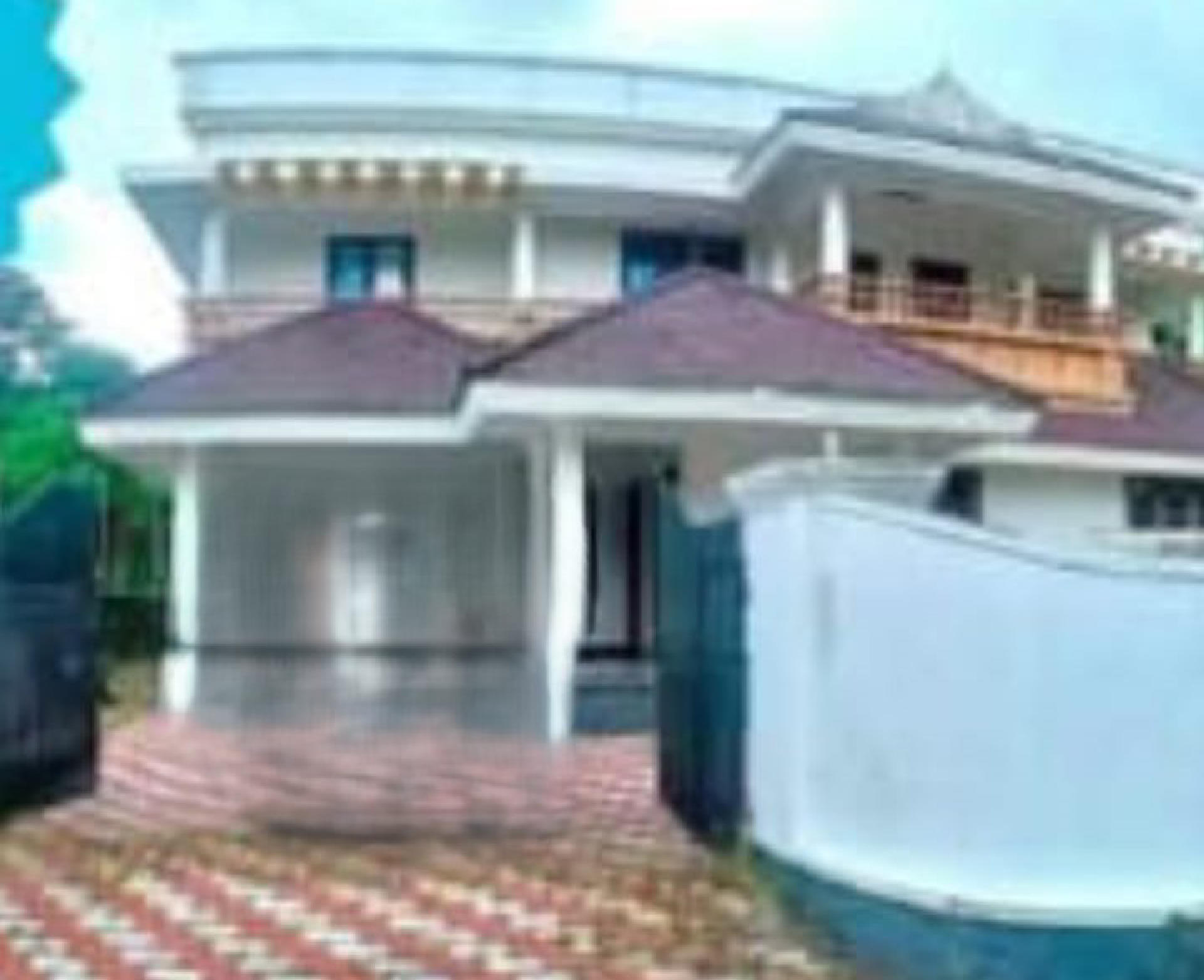 10 cents plot with 3000 sqft 5 bhk house for sale at poothrikka , Puthenkurish.