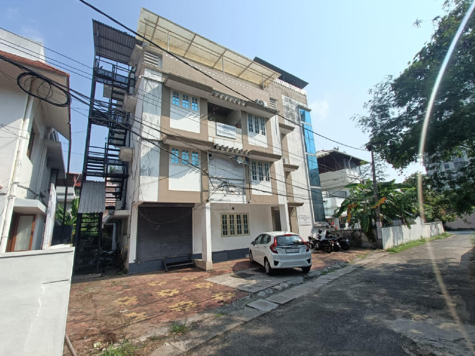 1100 Sqft  3 storey building for rent at Vennala.