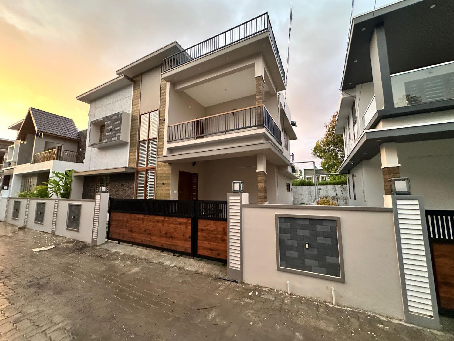 4.1 cents  Plot with 2000 sqft  4BhK  villa for sale at Thevakkal