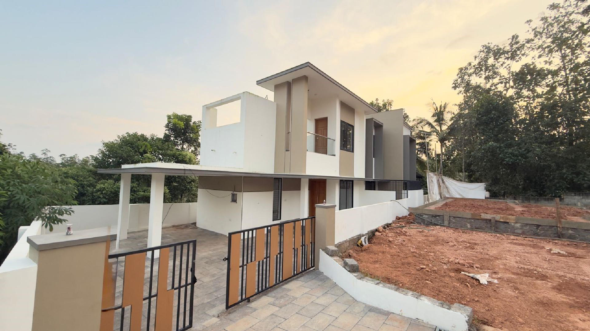 5.5cent 2000sq feet 4 bhk  new house for sale at   Karatakuriz,Mulanthuruthy
