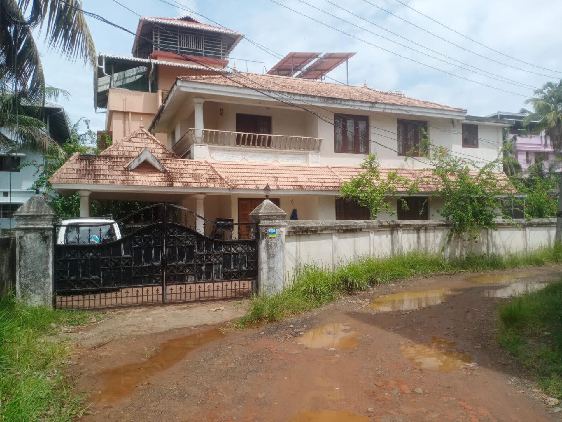 6 cents of land with 2000 sqft 3 bhk house for sale at Kdavanthara.