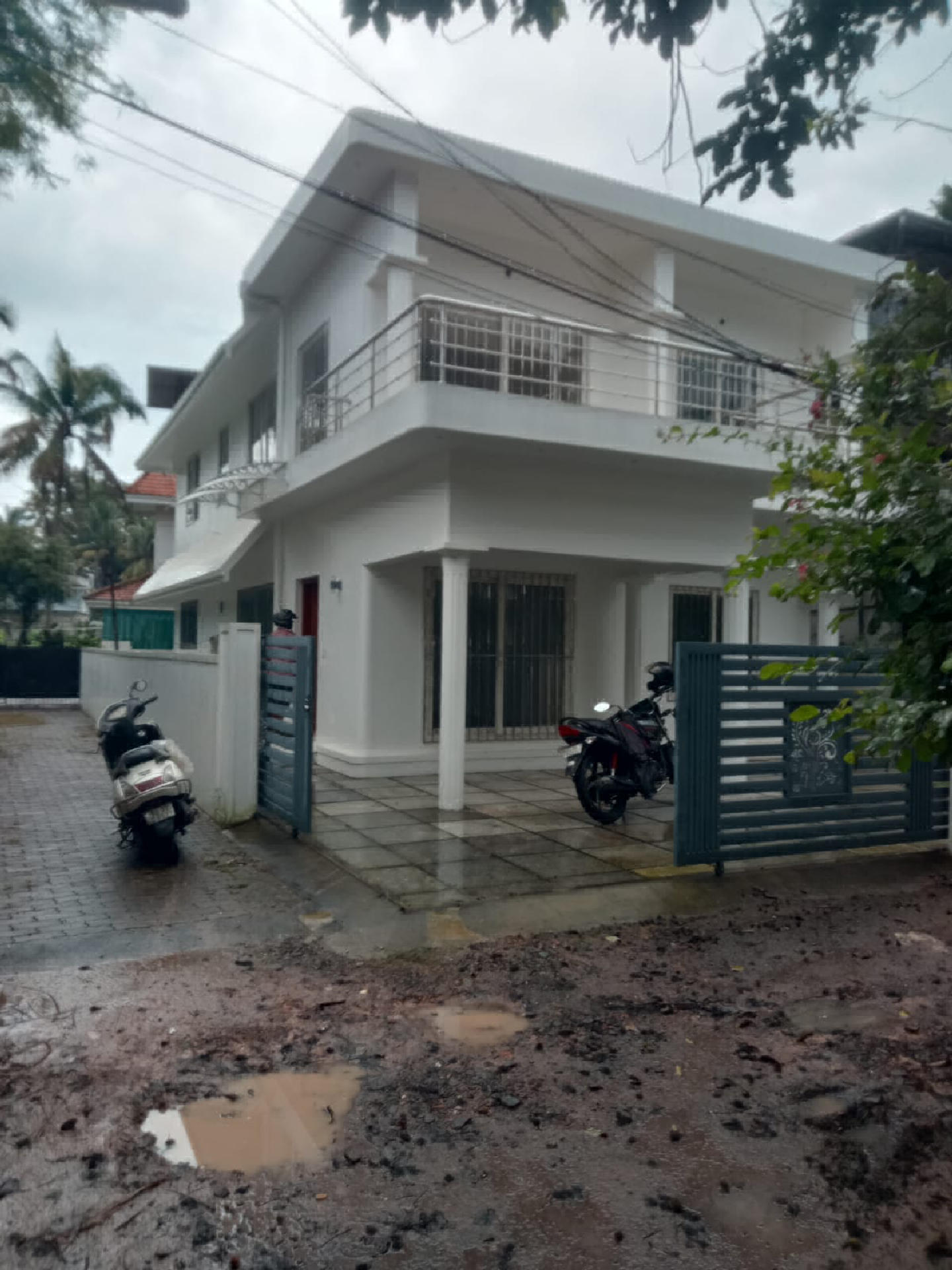 5 cents plot with 1950 sqft 4 BHK house for sale at Vyttila .