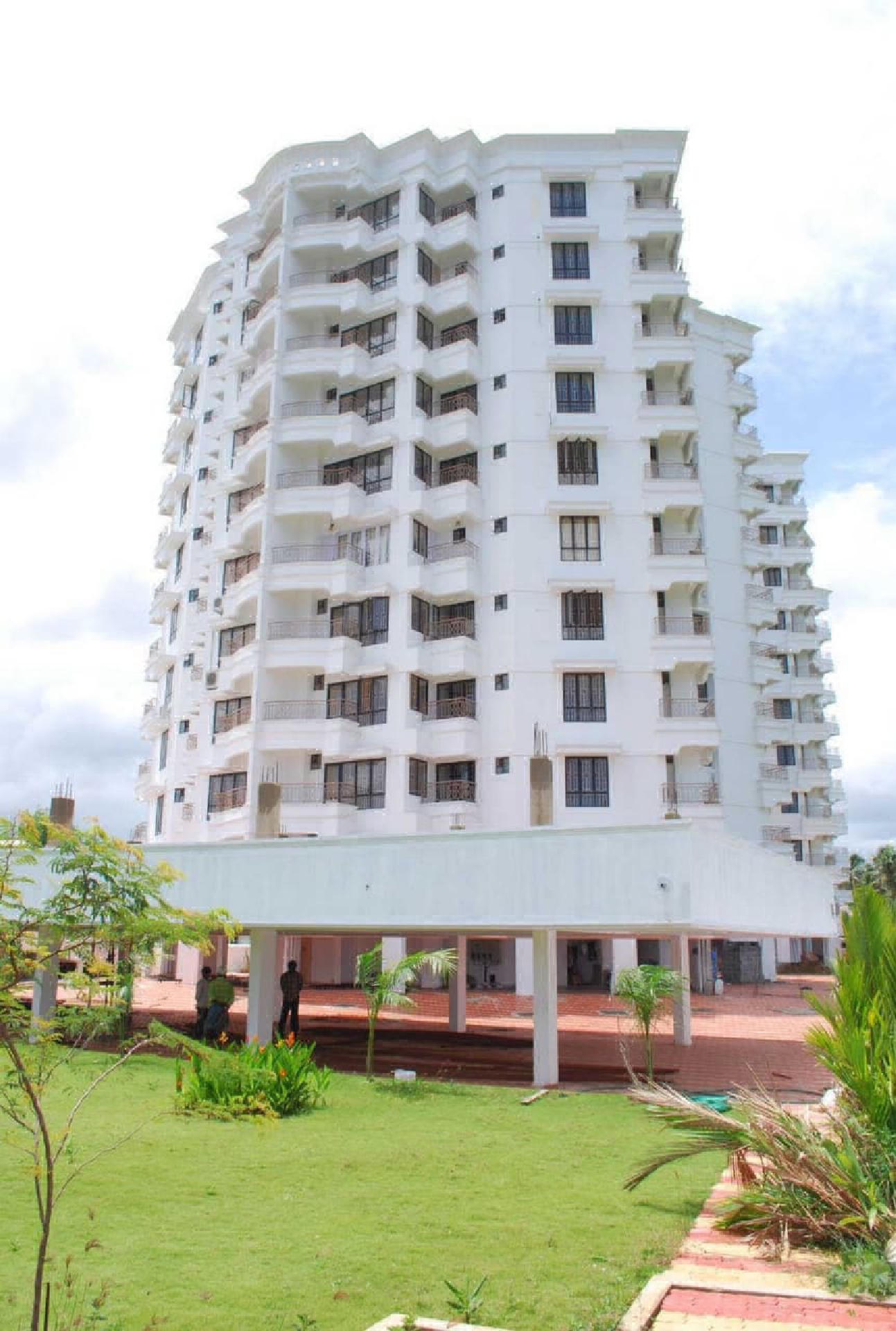 : 1400 sqft 3BHK semi furnished flat for sale at Vyttila.