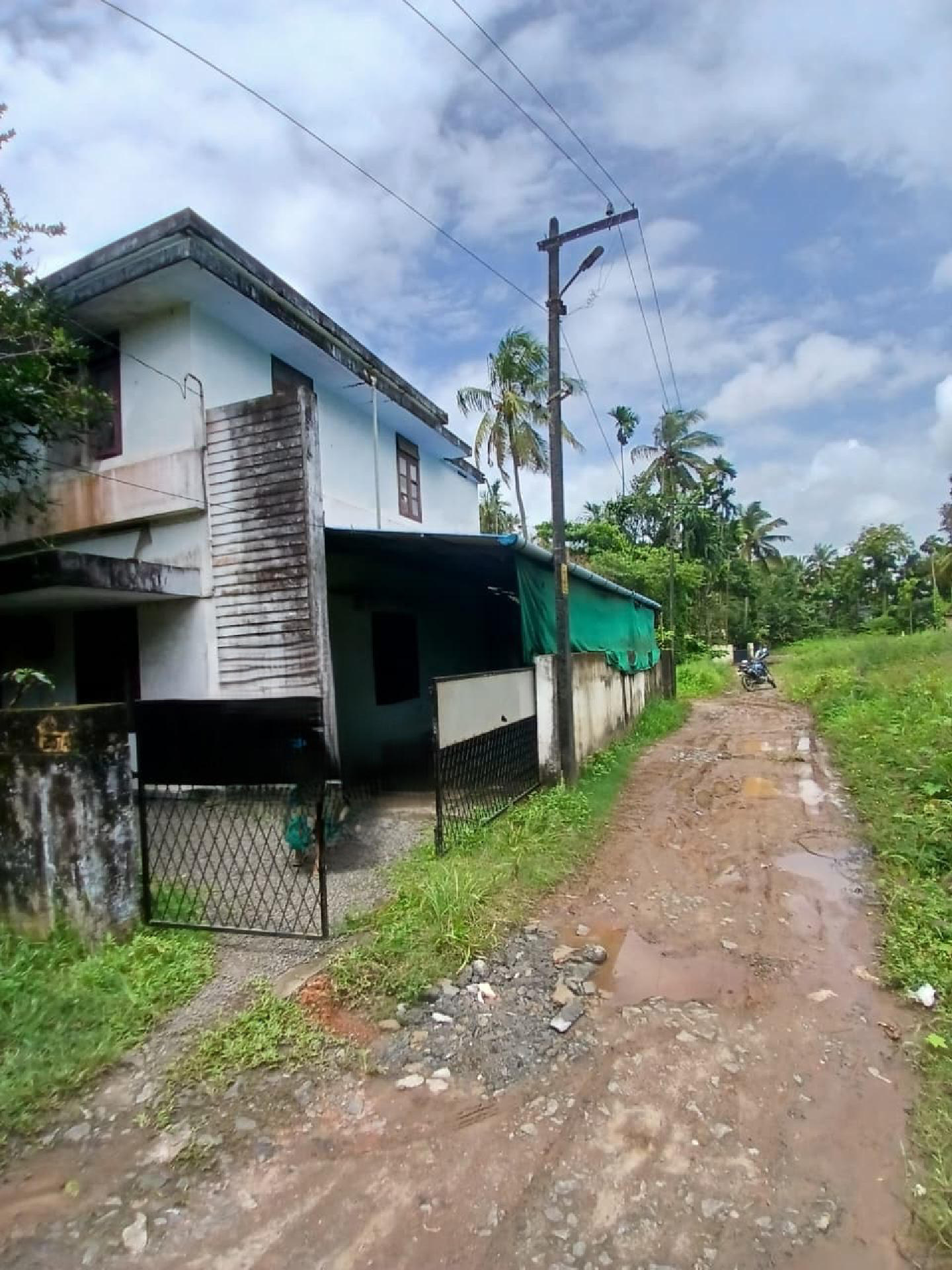 7.250 cents of plot with 1500 sqft old  2 storey house for sale at Maradu.
