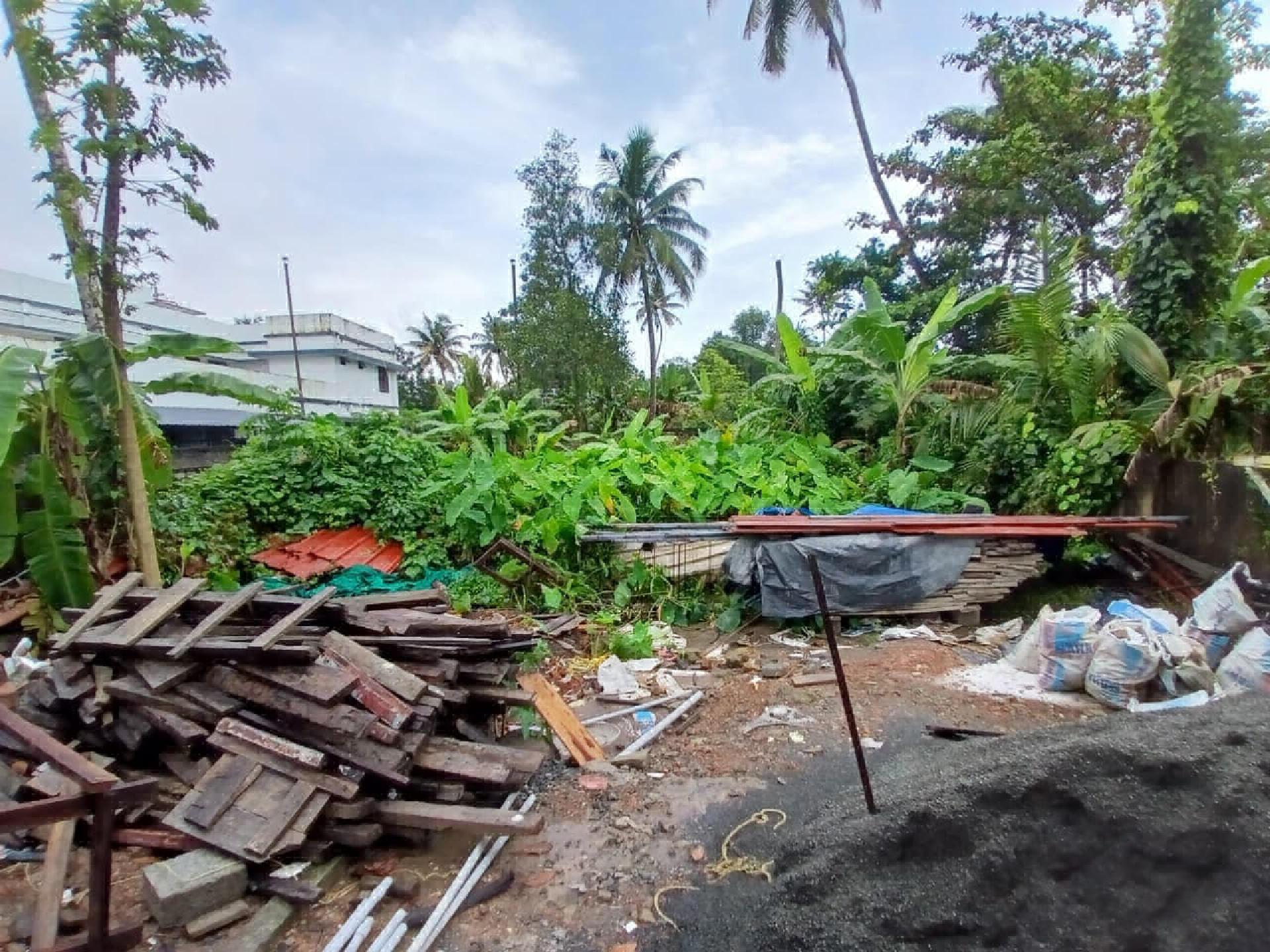 8.4 cents of residential plot for sale at Maradu.