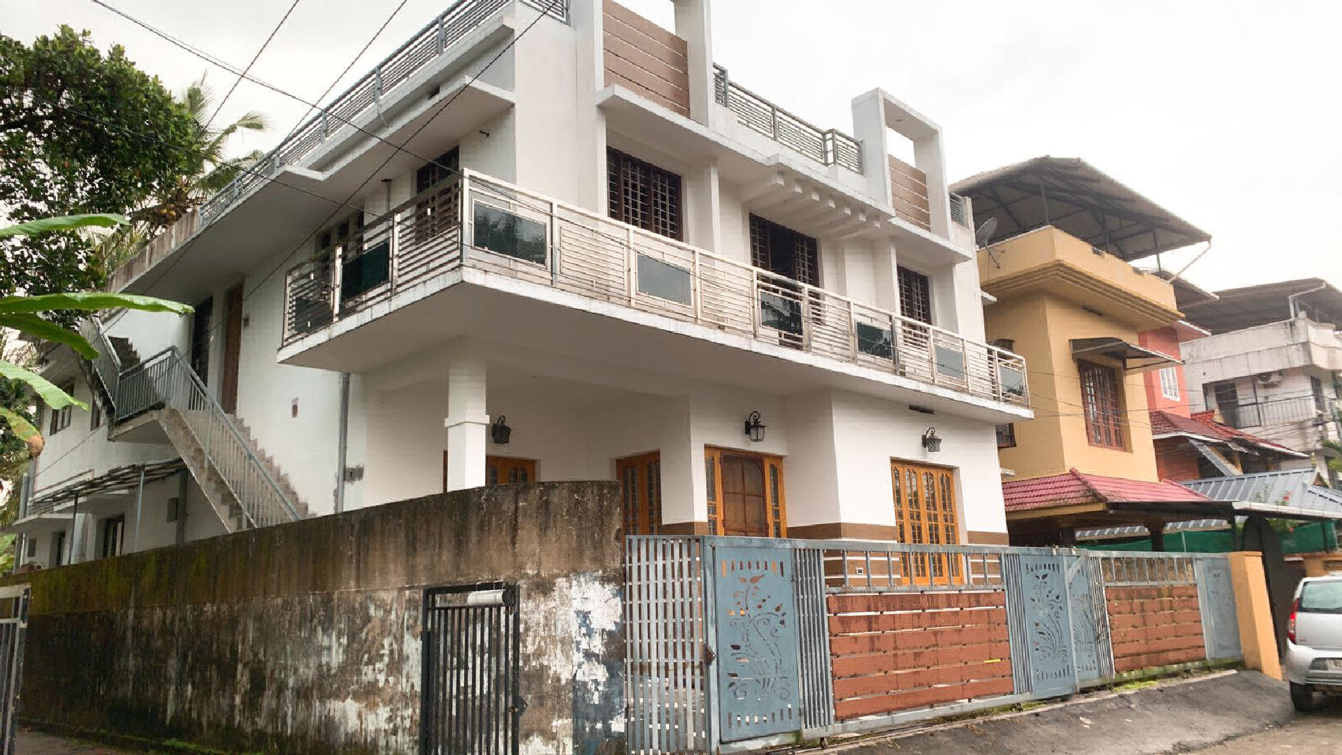 5.250 cent plot with 2700 sqft houe sale at Maradu.