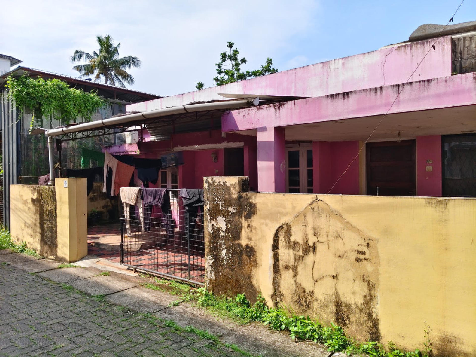 4.5cent  land with 2BHK Single floor old house for sale at Kaloor