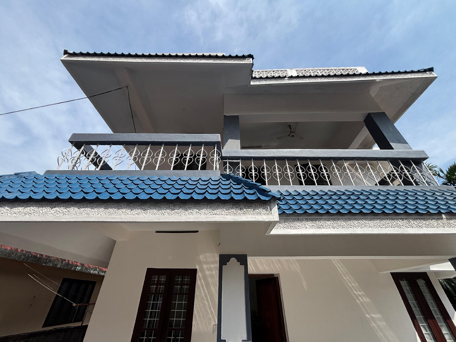 7 cent Land with 2700 sqrft 4 bhk old House for sale at Petta Thripunithura