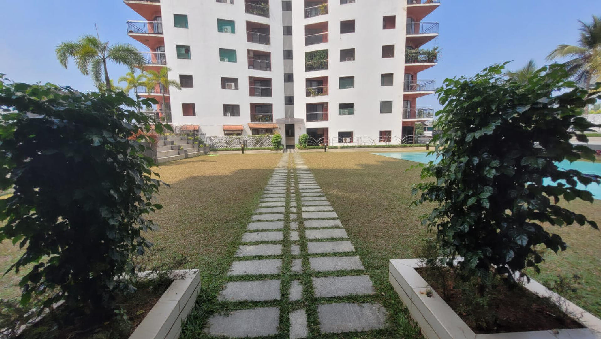 :  2650sqft 4BHK unfurnished duplex pent house on 15th and 16th floor premium flat for sale at Kaloor .