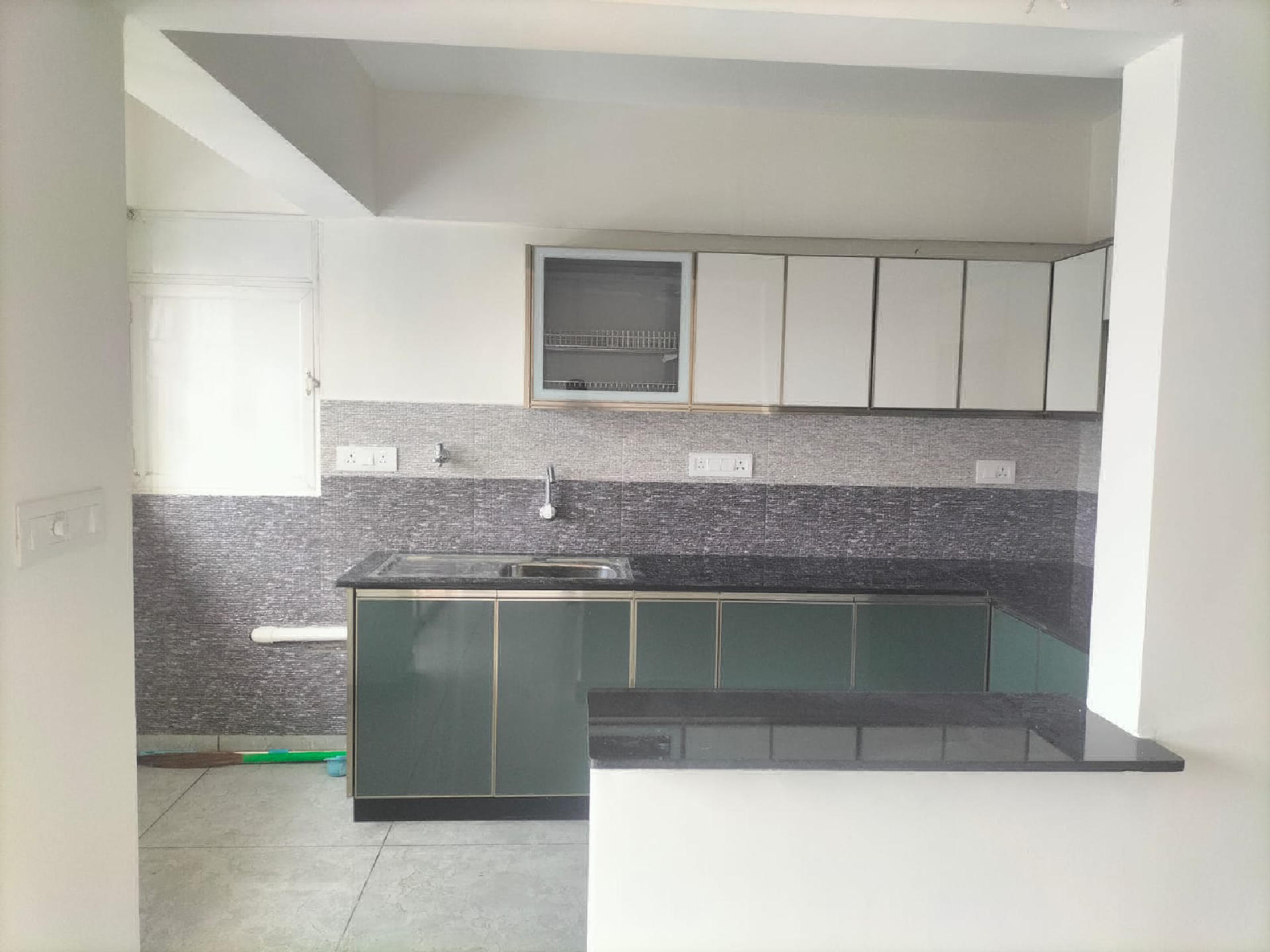 G+5 New apartment for sale near Poornatrayeesha temple,Thripunithura. 250 mtrs from Poornatrayeesha temple .