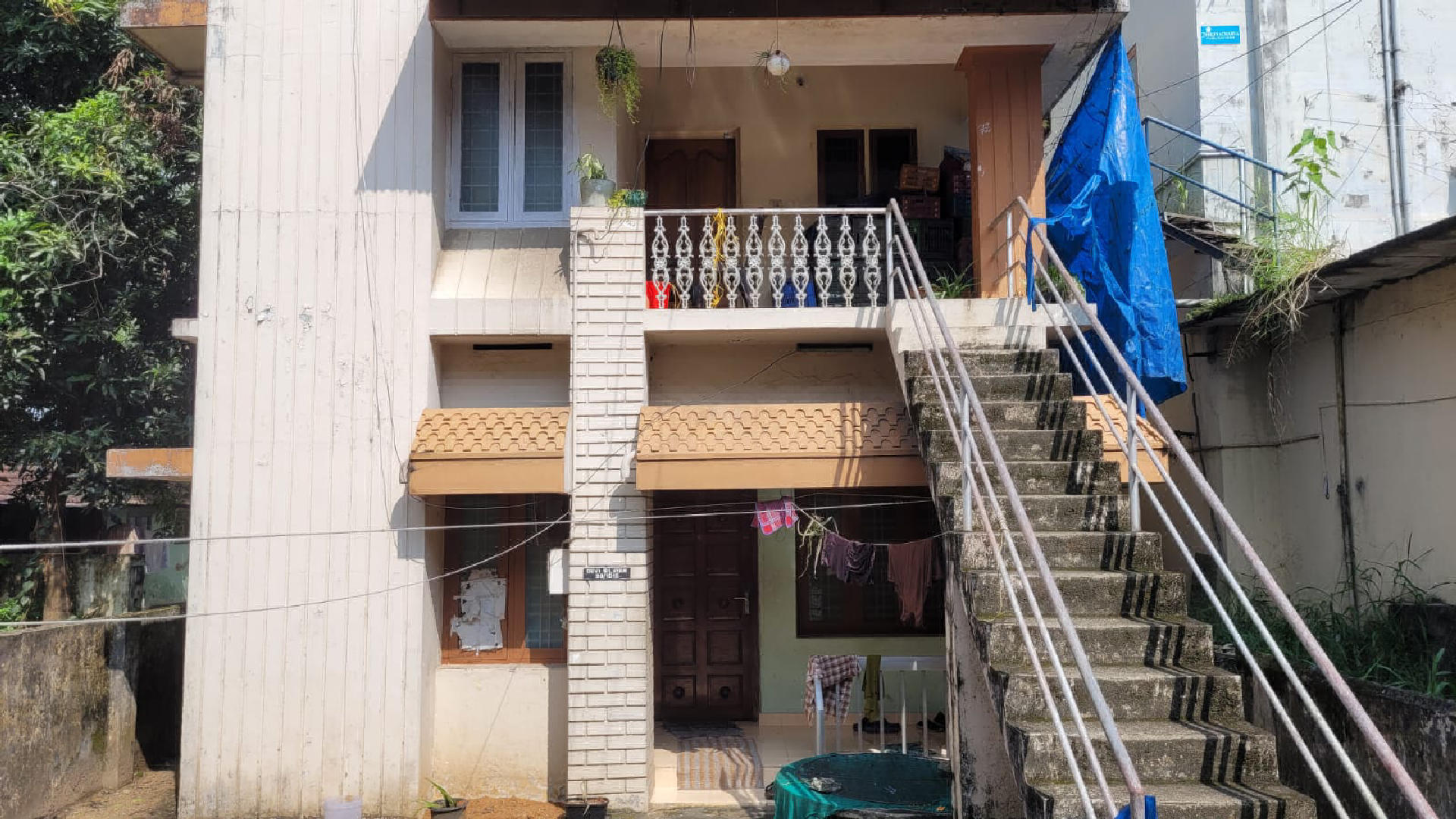 5 cents plot with 4BHK 1500 sqft old house for sale Vyttila.