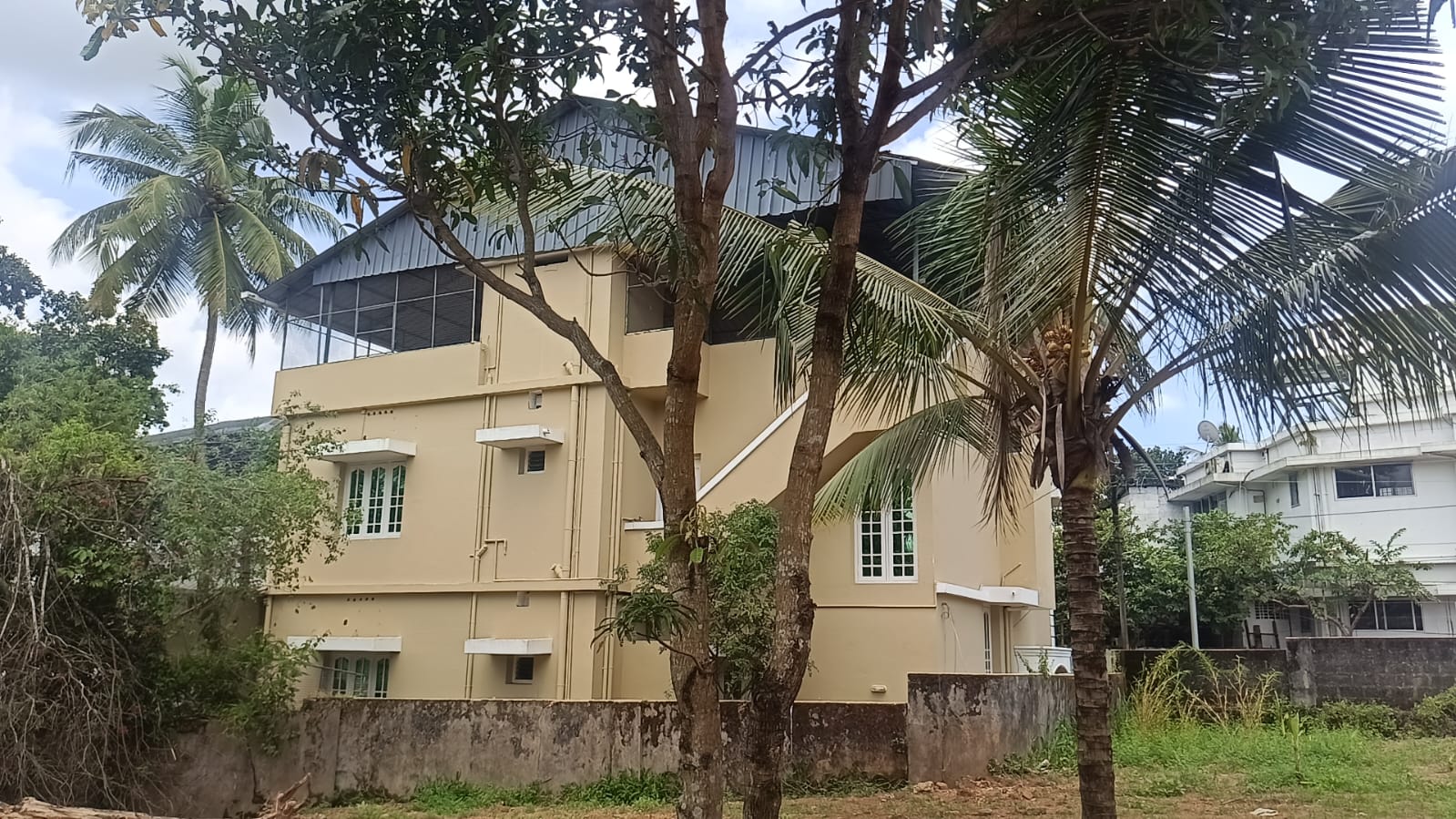 Well maintained elegant house for sale at Kakkanadu close to all amenities